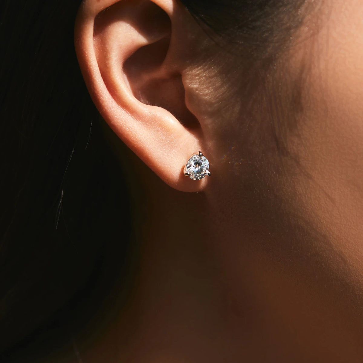 Brinco Ponto de Luz em Moissanite – Virena Clara