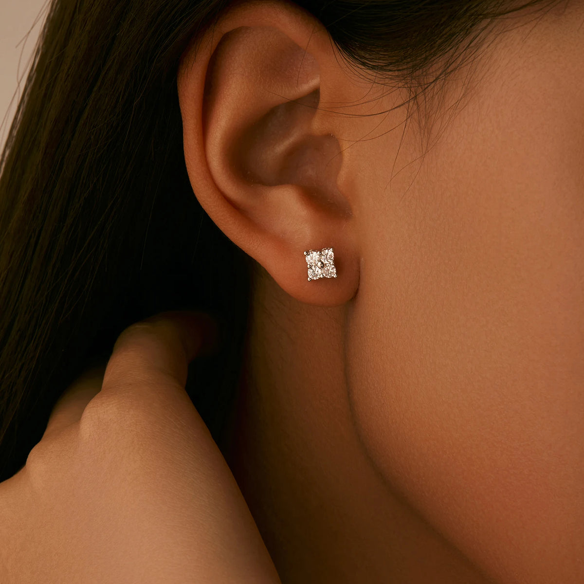 Brinco Ponto de Luz em Moissanite – Virena Clovera